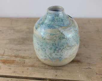 Vase en céramique vert d'eau et blanc cristallisé , création artisanale  pour votre décoration intérieur