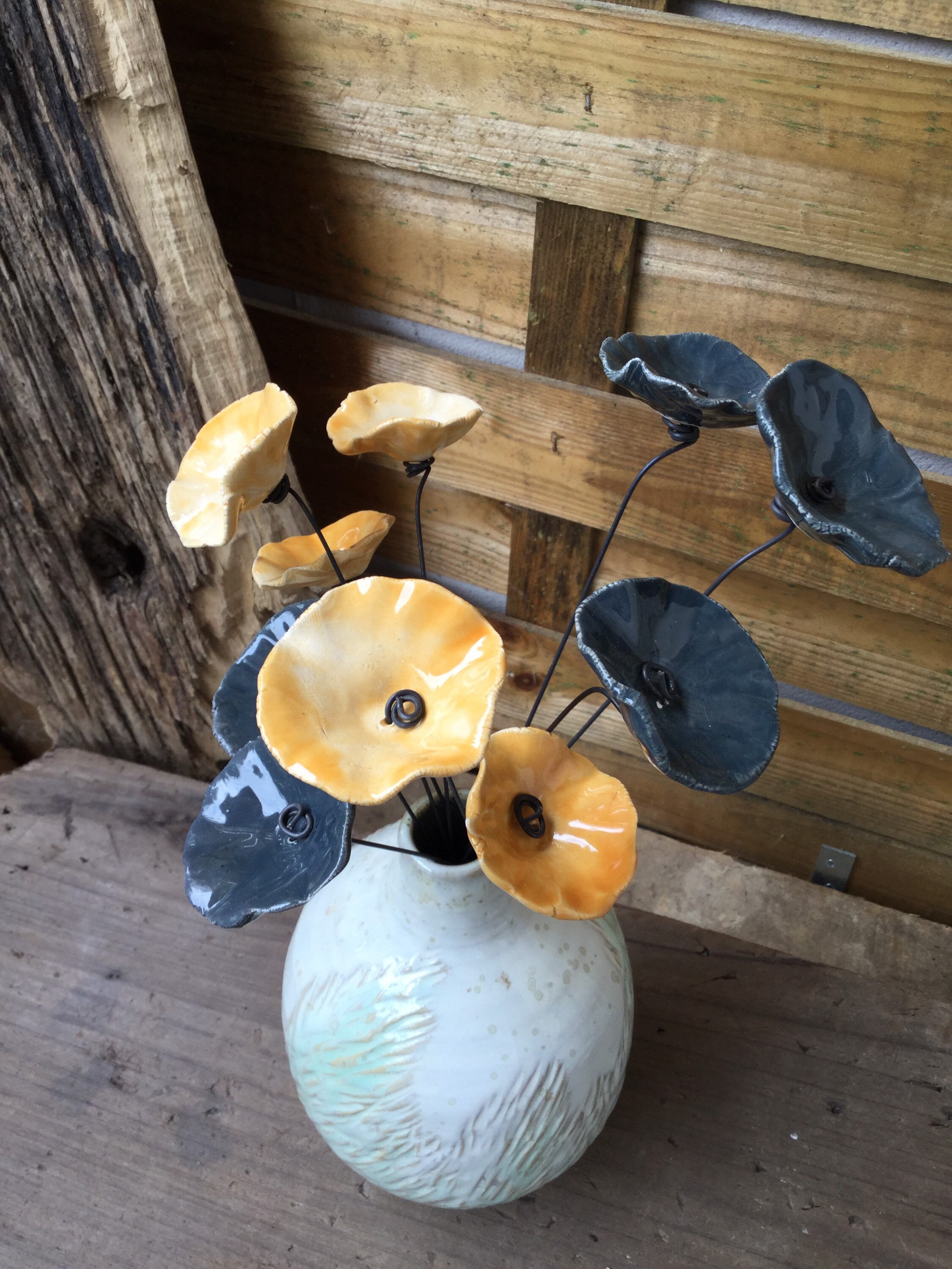 10 Petites Fleurs Bleues Grise et Jaunes Orangées en Ceramique sur Fil de Fer