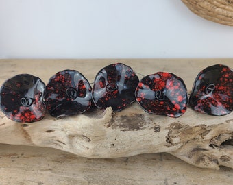 5 petites fleurs noires mouchetées rouges, en céramique sur fil de fer