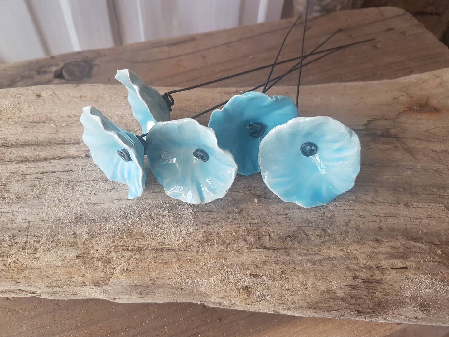 5 Petites Fleurs Bleues Turquoises, en Céramique sur Fil de Fer