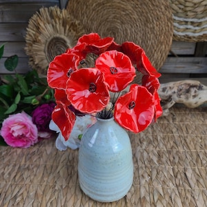 Strauß aus 10 kleinen roten Steingutblumen – handgemachte Blumendekoration | Roter Blumenstrauß aus Keramik (handgemachte Wohndekoration)
