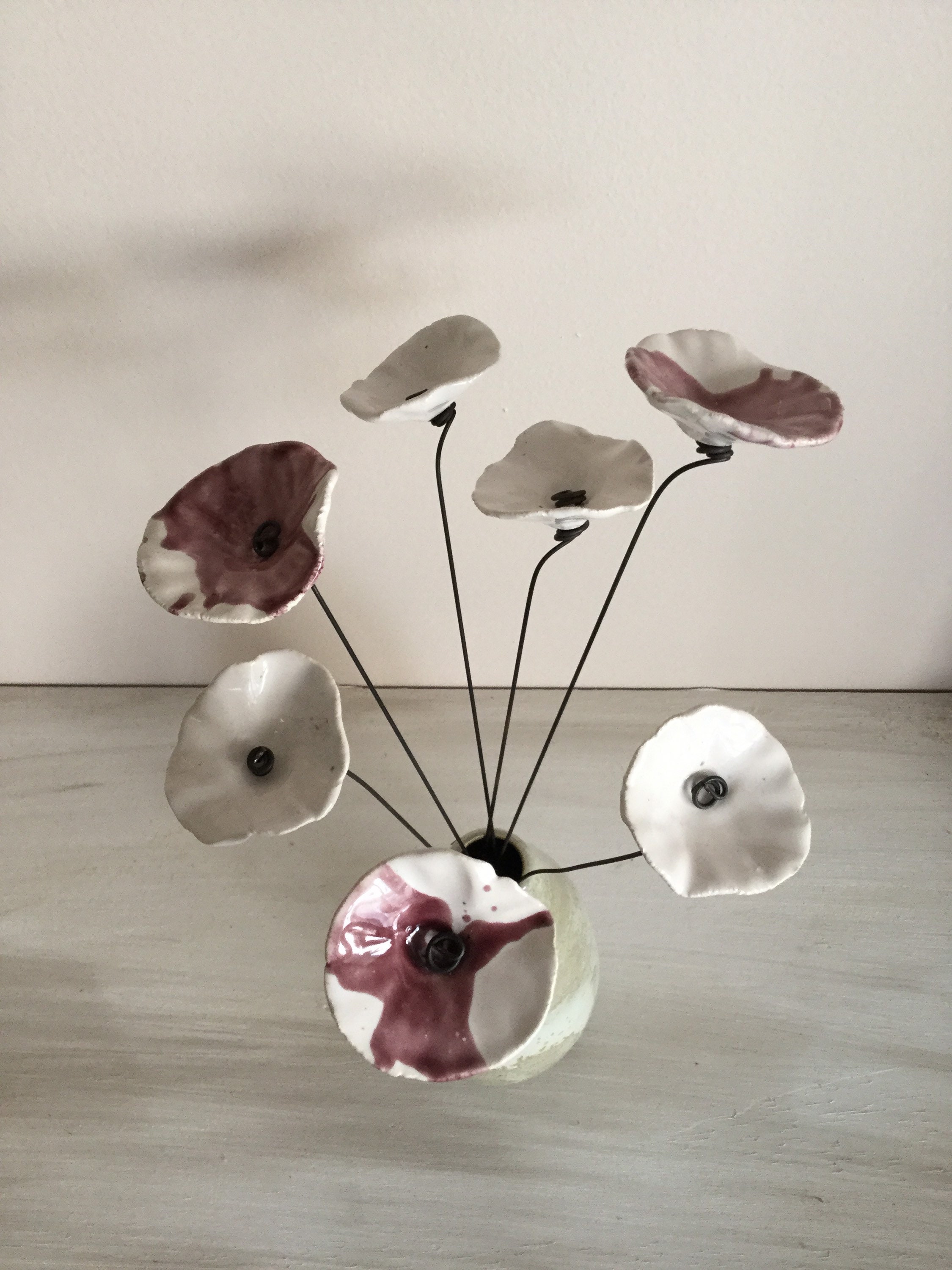7 Petites Fleurs Marbrées Prunes-Blanches et Blanches en Ceramique sur Fil de Fer