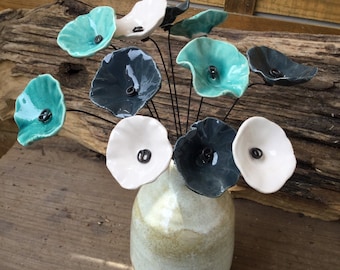 11 petites fleurs blanches, grises bleues et celadons en ceramique sur fil de fer