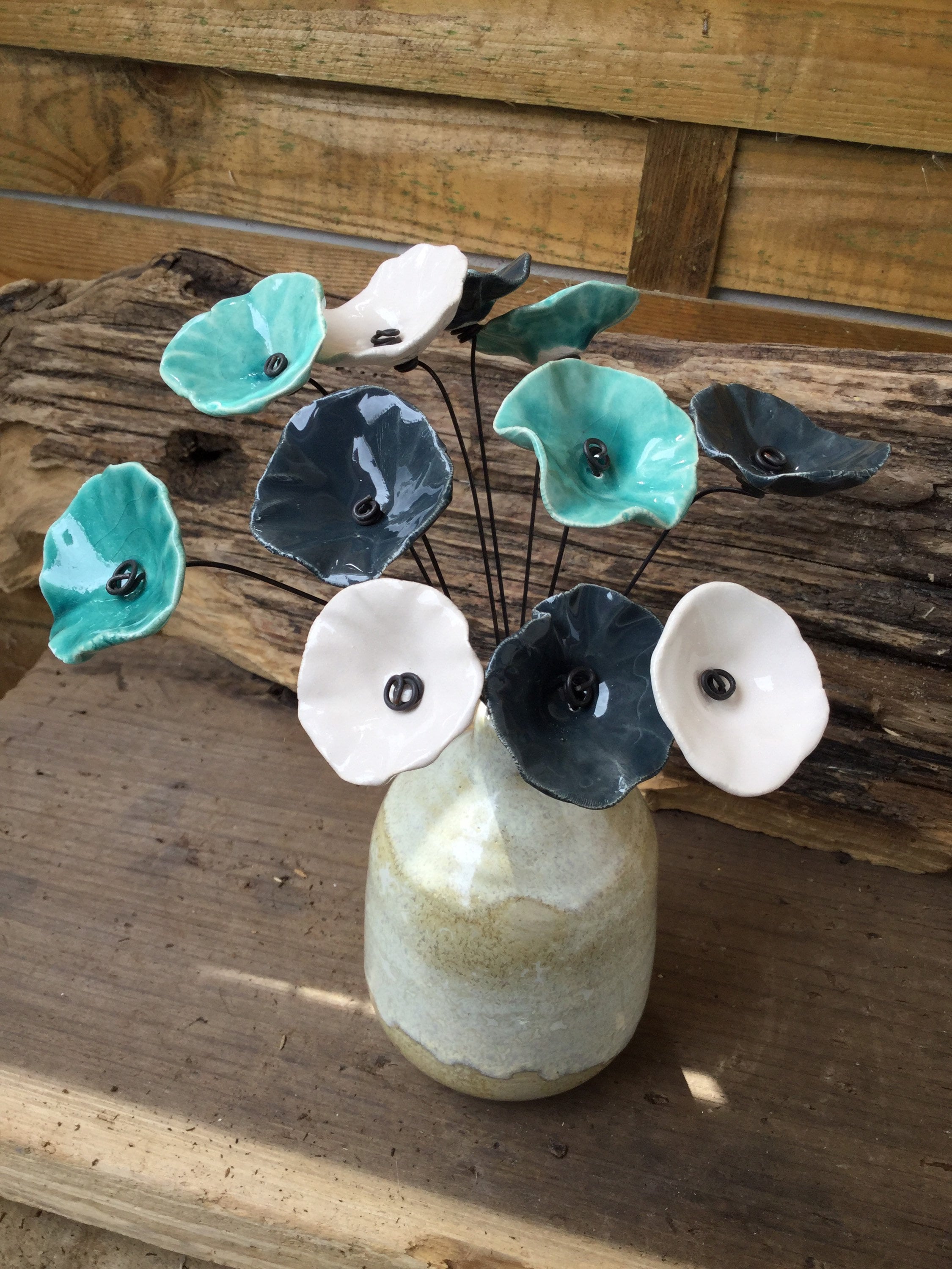 11 Petites Fleurs Blanches, Grises Bleues et Celadons en Ceramique sur Fil de Fer