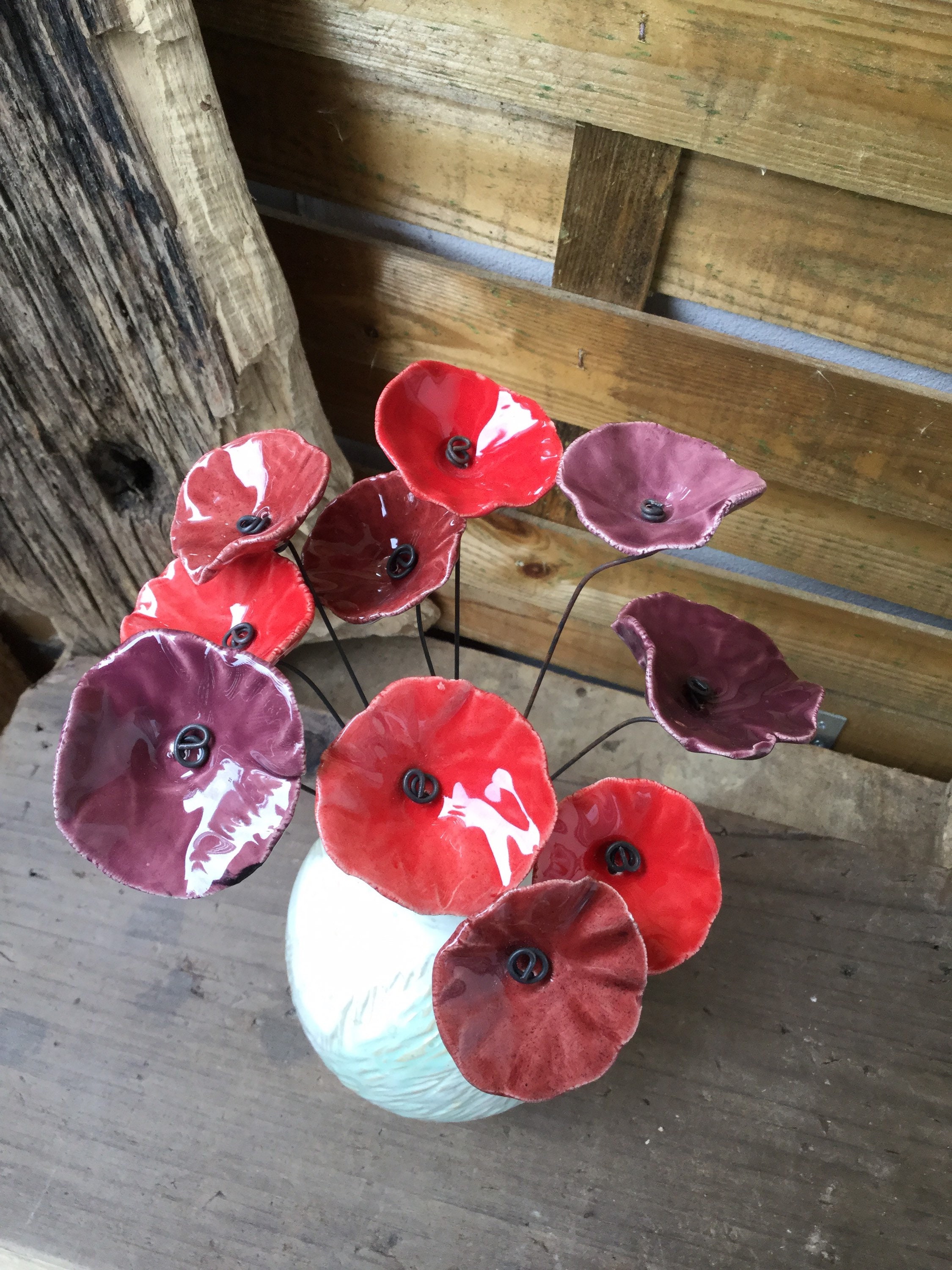 10 Petites Fleurs Rouges Coquelicots, Sombres et Prunes en Ceramique sur Fil de Fer