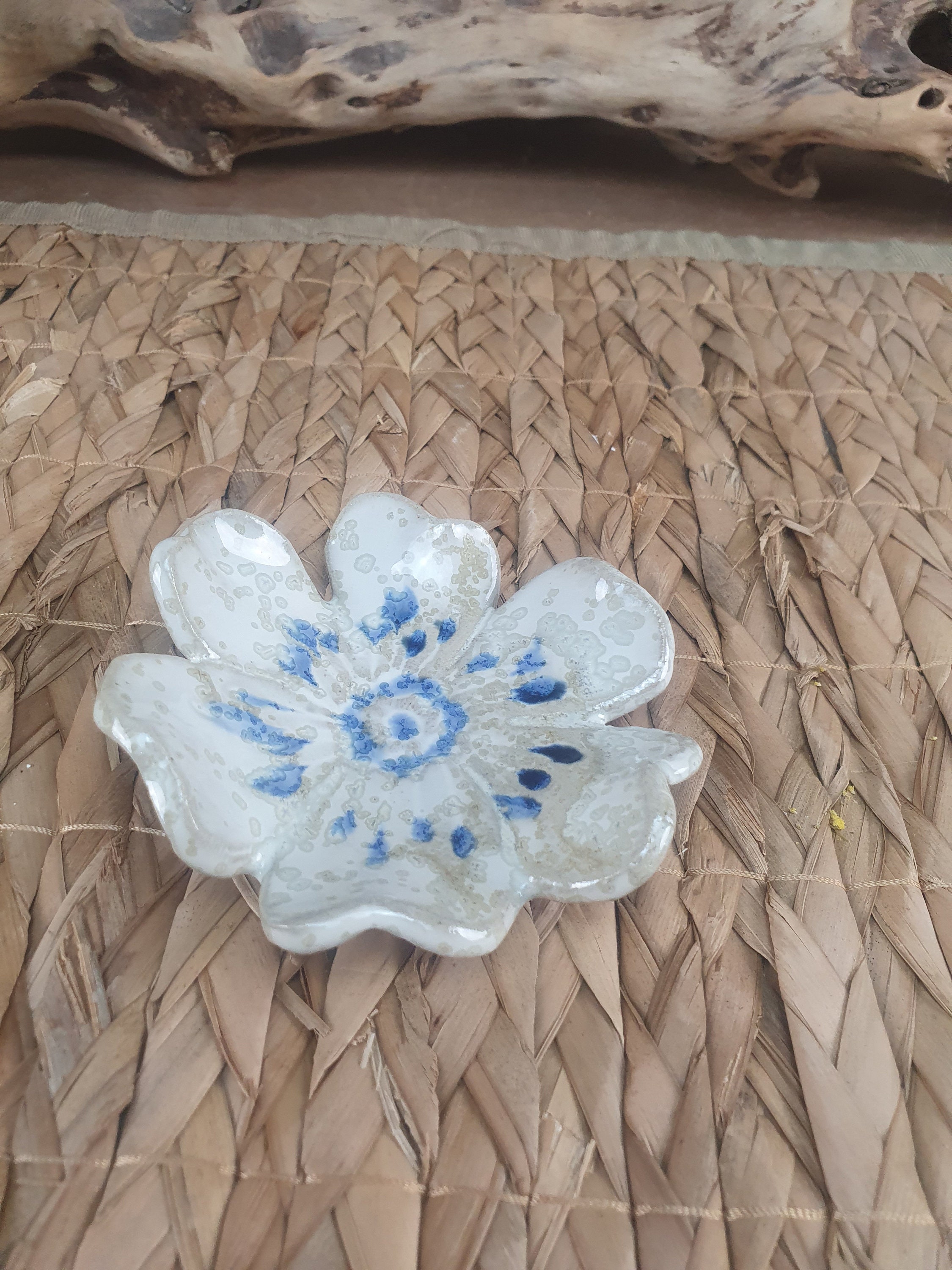 Petite Coupelle en Forme de Fleur Grès Émaillé, Blanc, Bleu et Violet, Création Artisanale Pour Votr