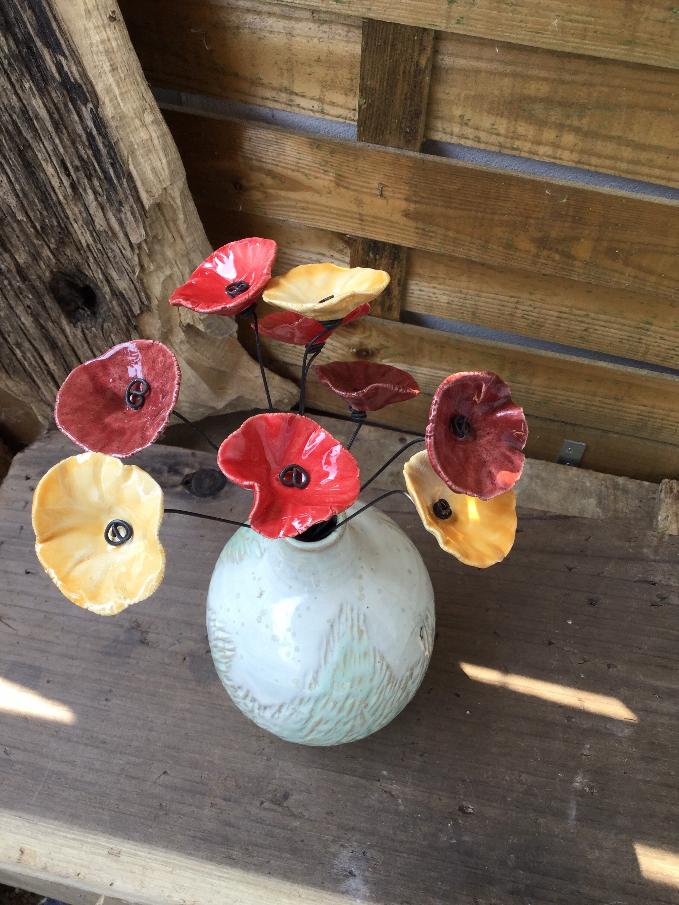 9 Petites Fleurs Rouges Sombres, Rouges et Jaunes Orangées en Ceramique sur Fil de Fer