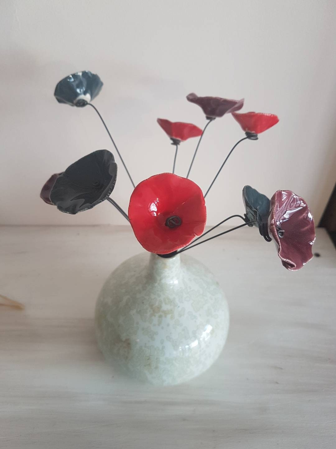 9 Petites Fleurs Prunes, Rouges et Grises Bleues en Ceramique sur Fil de Fer