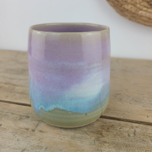 Tasse sans anse/gobelet en grès émaillé  blanc, turquoise et rose  pour vos boissons chaudes thé café ou chocolat chaud