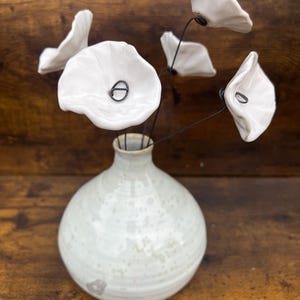5 piccoli fiori rotondi in ceramica bianca su filo