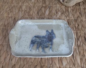 petit plat ou plateau  carré en grès émaillé, tons blancs et violet , motif chien bouledogue français