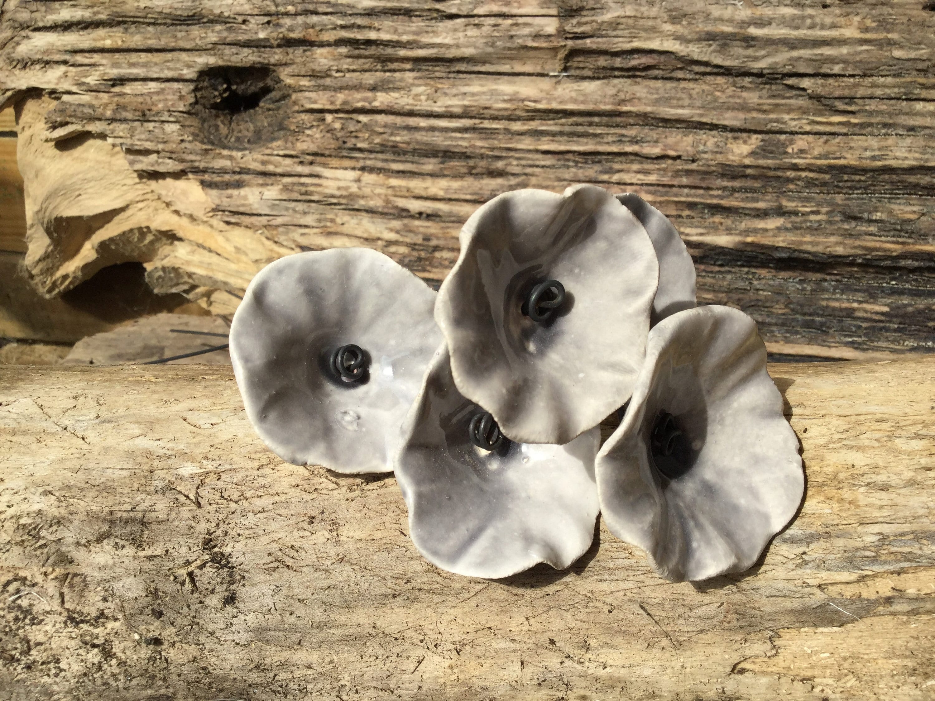 5 Petites Fleurs Grises Claires, en Céramique sur Fil de Fer