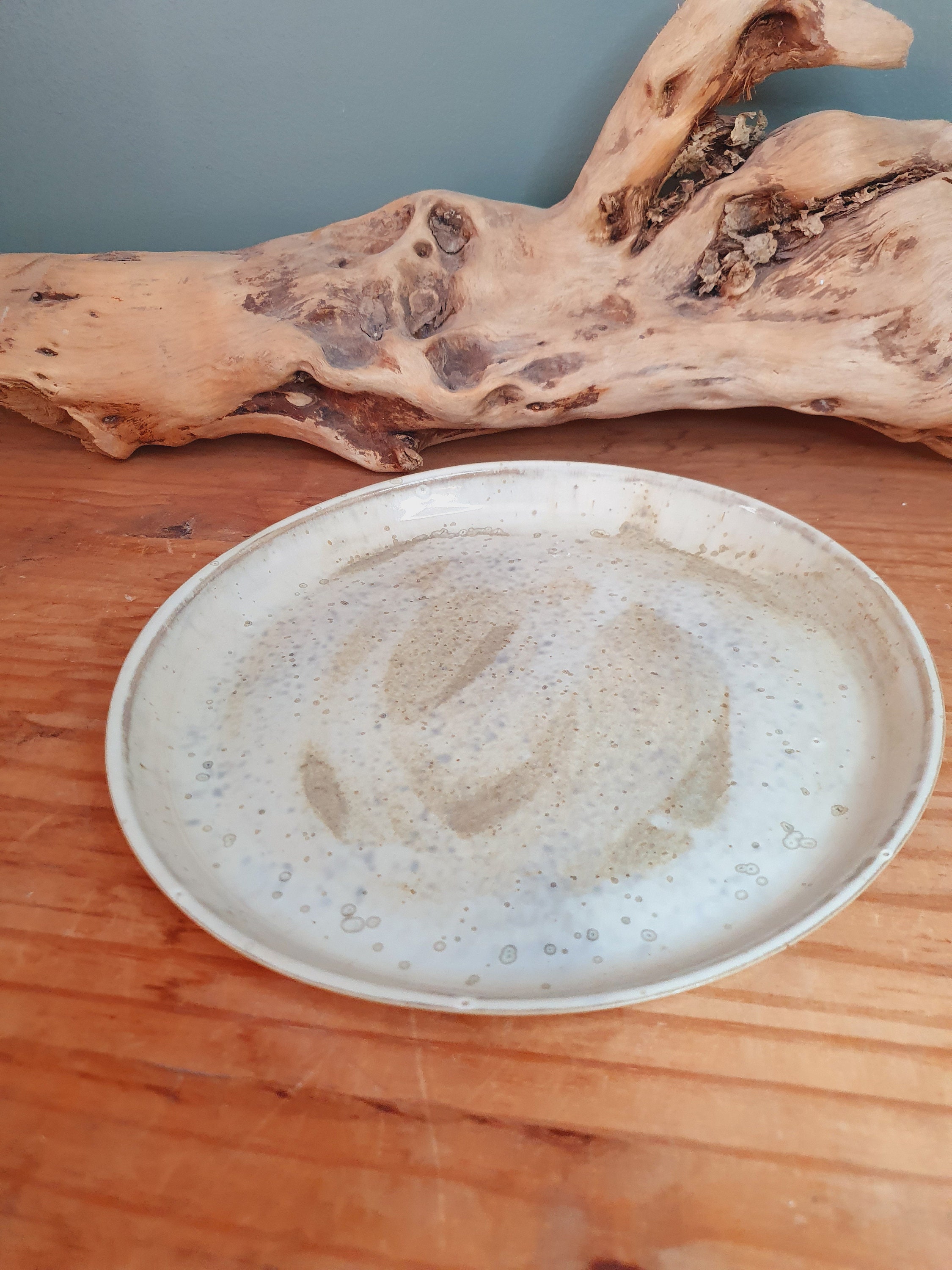 Assiette en Grès Émaillé, Beige et Blanche, Plat Artisanale Fait France