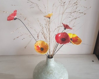 6 petites fleurs  rouges et jaunes orangées en ceramique sur fil de fer