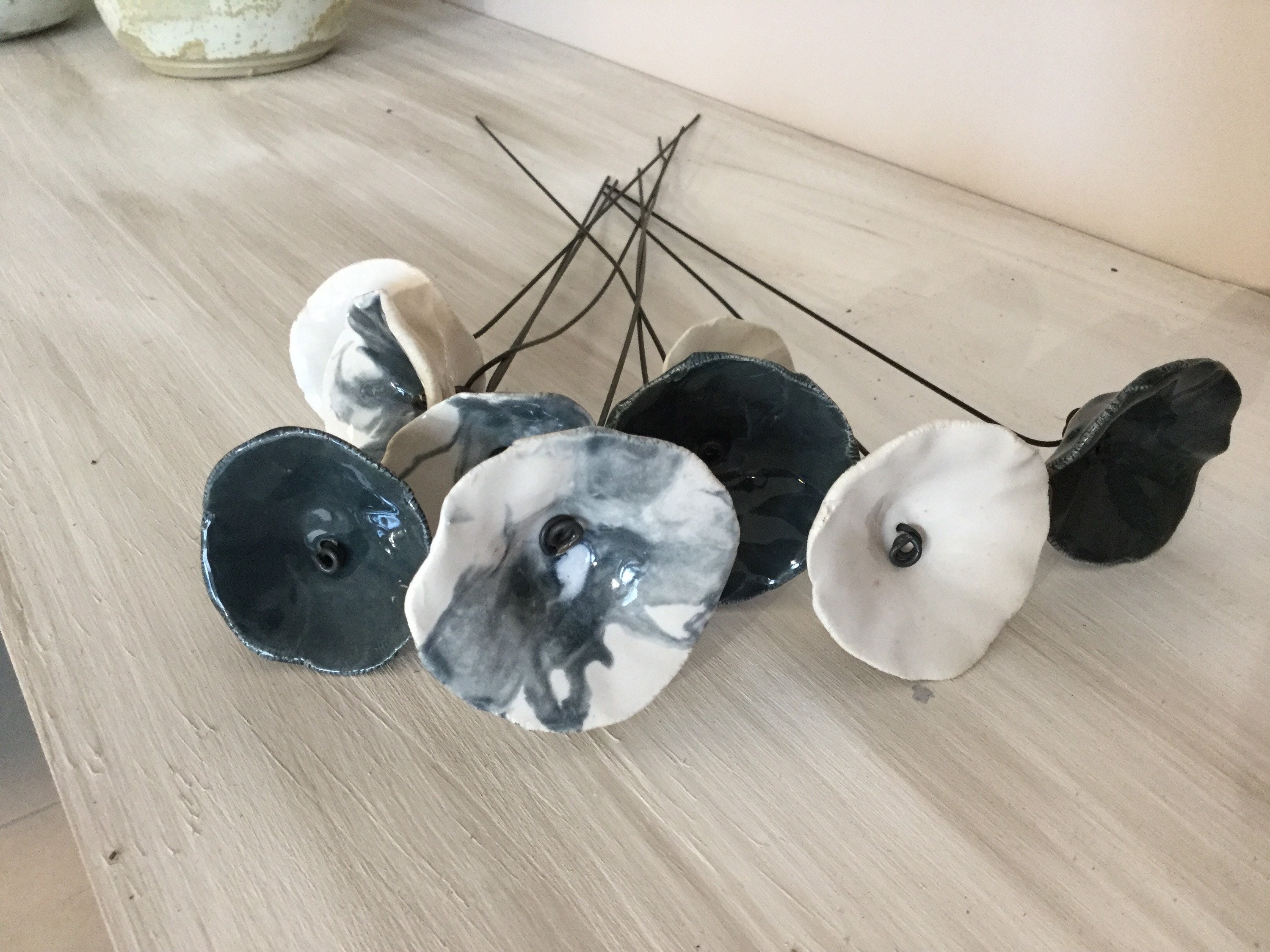 9 Petites Fleurs Tons Bleues et Blancs en Ceramique sur Fil de Fer Pour Décoration