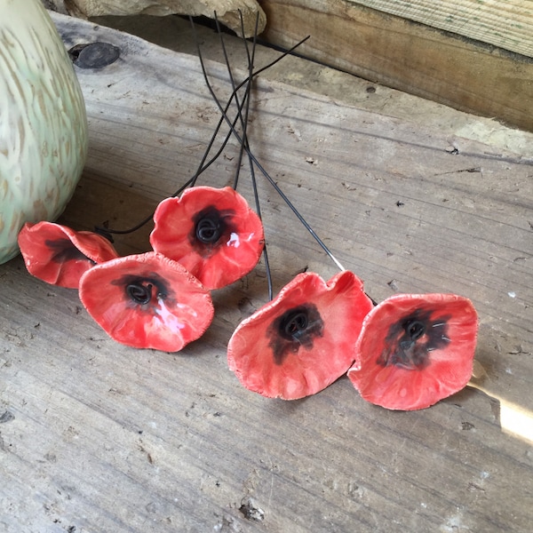 5 petites fleurs rouges aux cœurs sombres , coquelicots, en ceramique sur fil de fer pour décoration