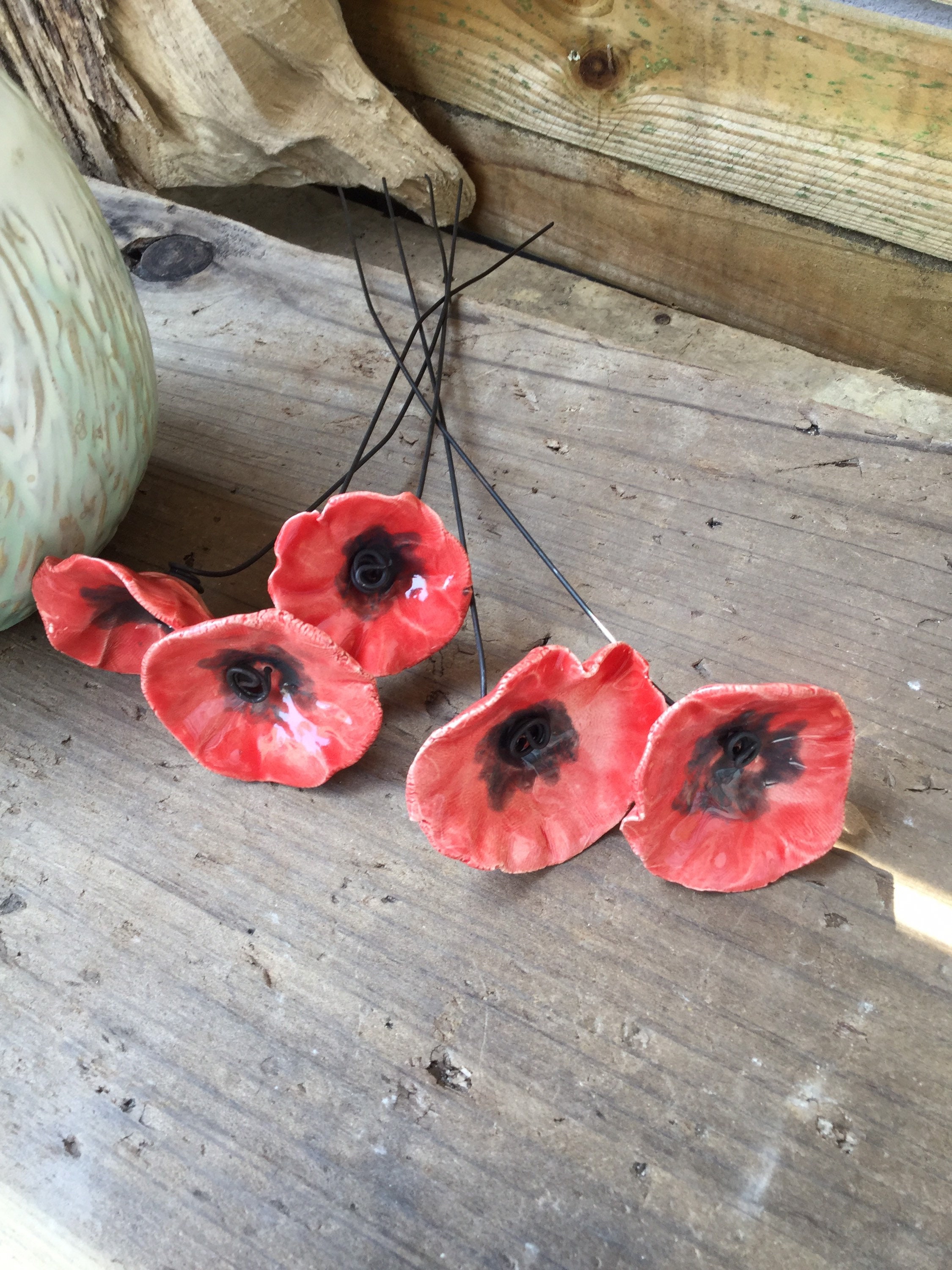 5 Petites Fleurs Rouges Aux Cœurs Sombres , Coquelicots, en Ceramique sur Fil de Fer Pour Décoration