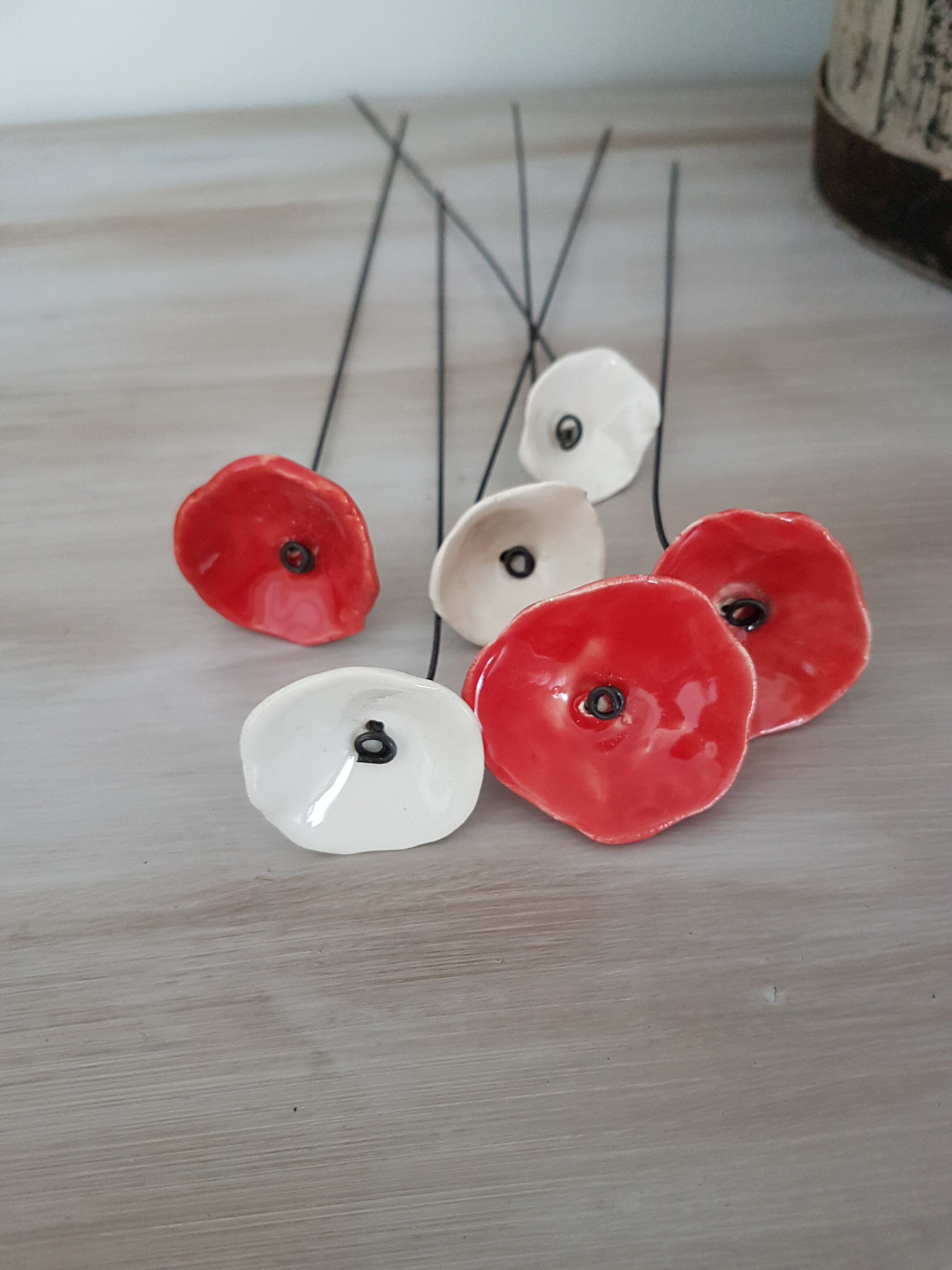 6 Petites Fleurs Blanches et Rouges Arrondies en Ceramique sur Fil de Fer