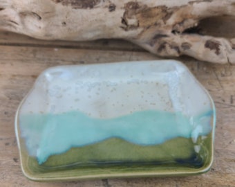 Kleine quadratische Schale oder Tablett aus emailliertem Steingut in den Farben Weiß und Grün