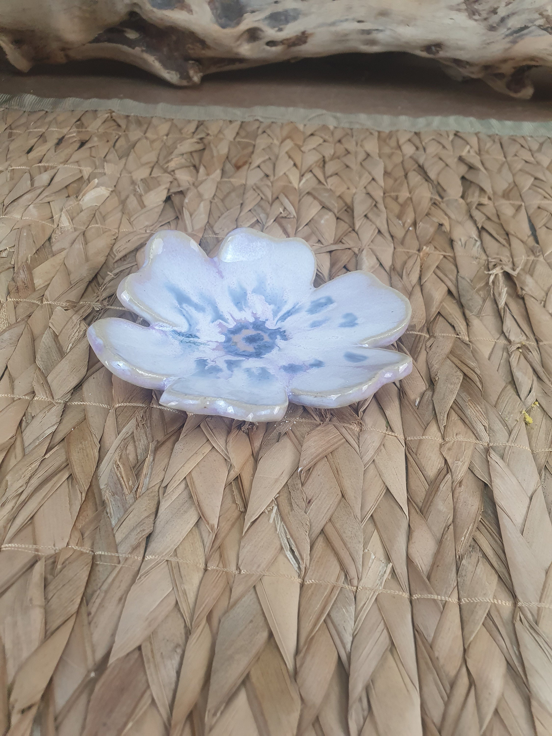 Petite Coupelle en Forme de Fleur Grès Émaillé, Blanc, Rose et Violet, Création Artisanale Pour Votr
