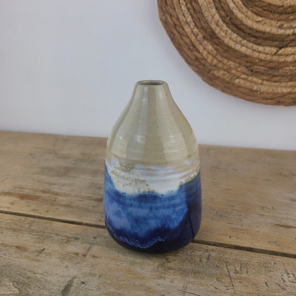 Vase en céramique beige et bleu, création artisanale  pour votre décoration intérieur