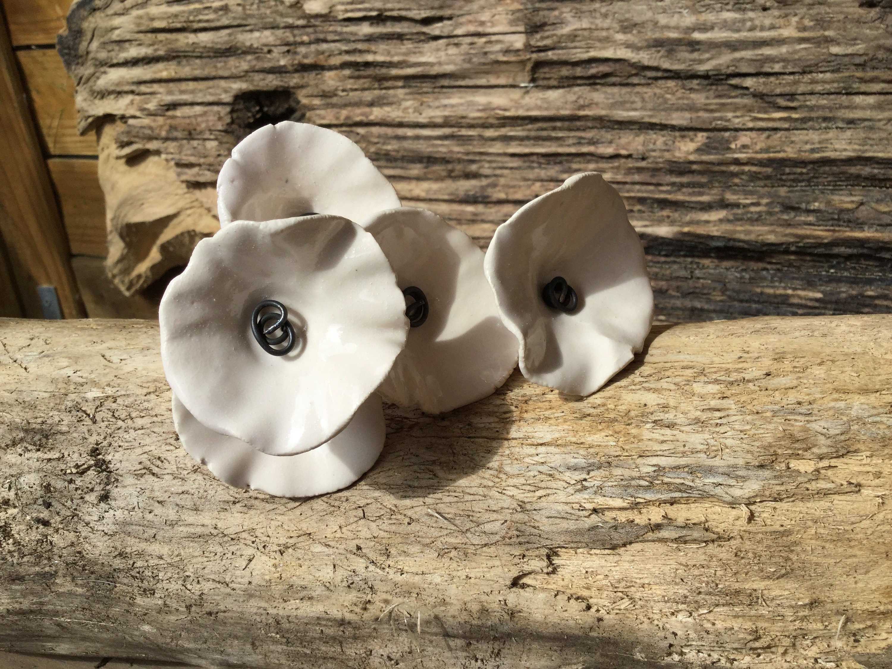 5 Petites Fleurs Blanches Arrondies en Ceramique sur Fil de Fer