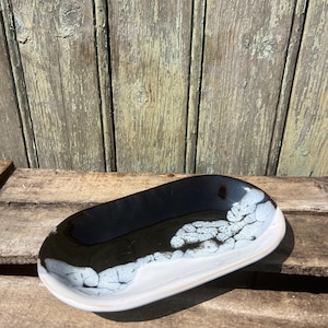 Plato ovalado hueco en cerámica de gres esmaltado en blanco y negro, creación artesanal francesa para su servicio de mesa.