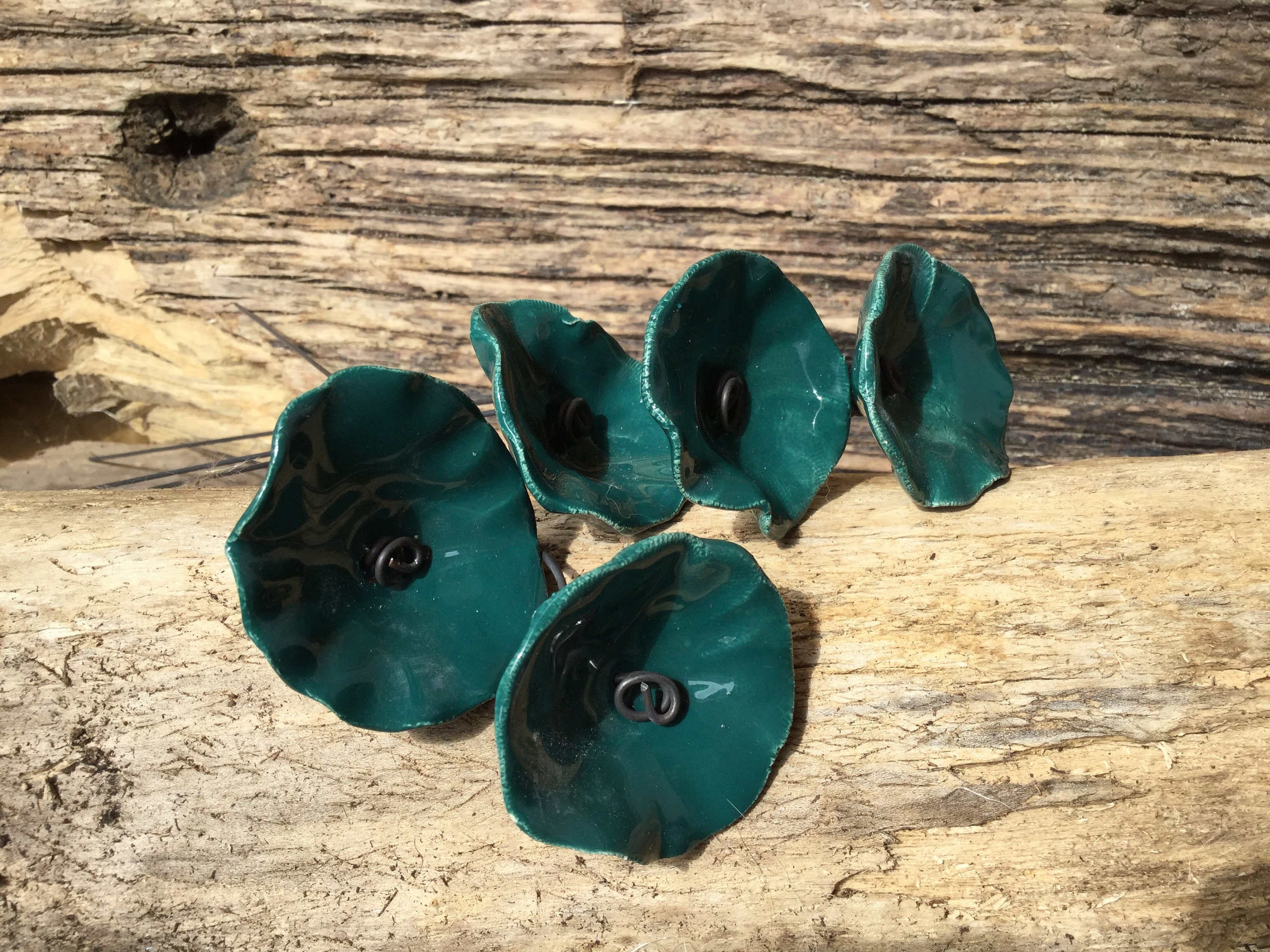 5 Petites Fleurs Vertes Foncées , en Céramique sur Fil de Fer