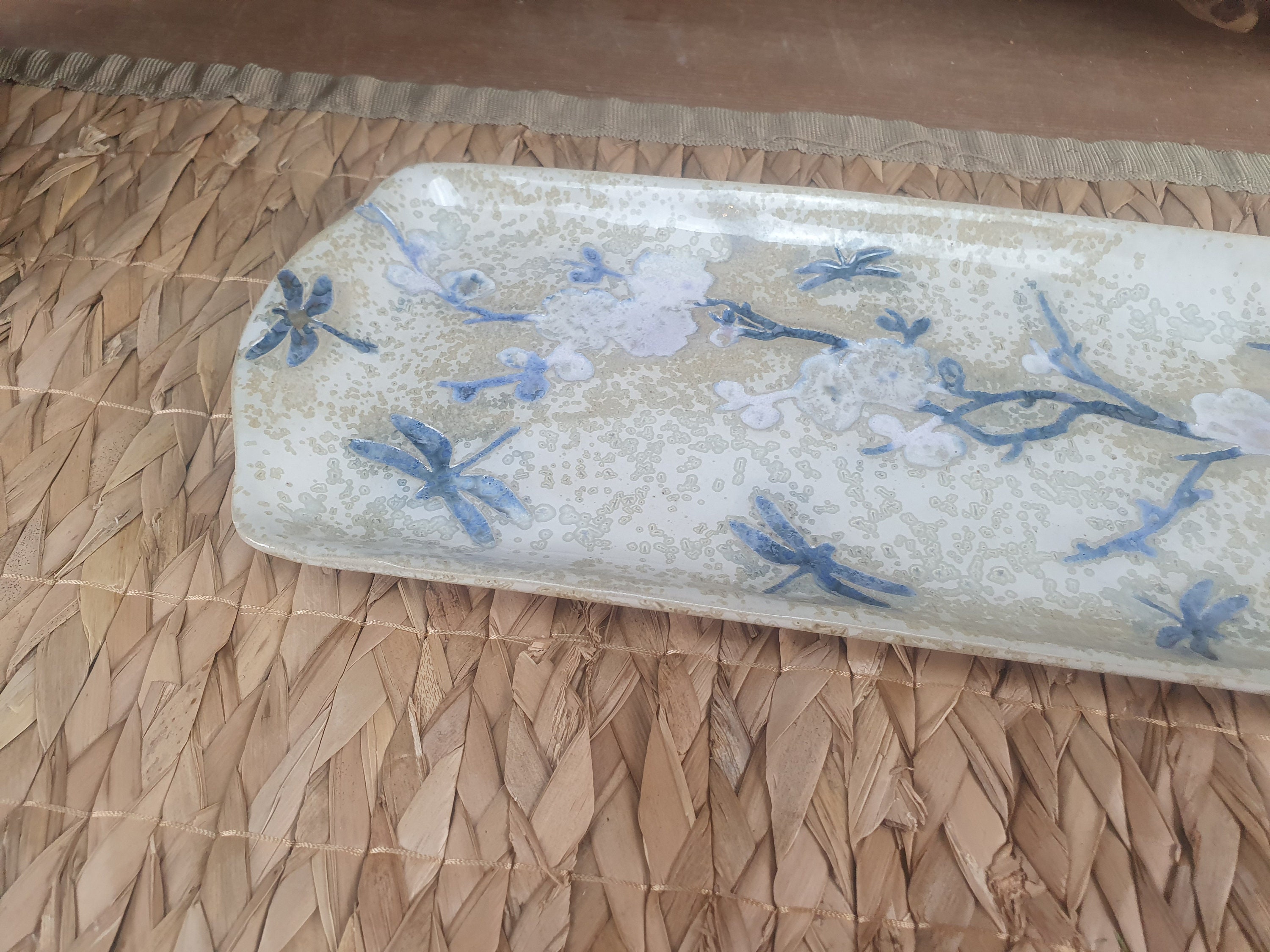 Plat Rectangulaire Plat A Cake, en Céramique Grès Émaillé, Blanc et Violet Motif Fleurs Libellules P