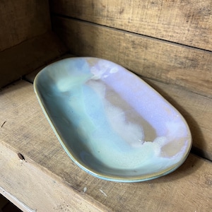 Plato ovalado hueco de cerámica de gres esmaltado en rosa, turquesa y blanco, creación artesanal francesa para su servicio de mesa