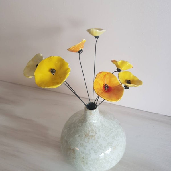 7 petites fleurs jaunes, jaunes orangées et jaunes blanches en ceramique sur fil de fer