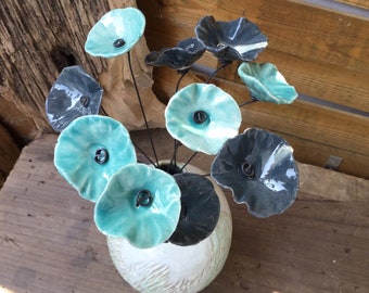 10 petites fleurs grises bleus et celadons en ceramique sur fil de fer