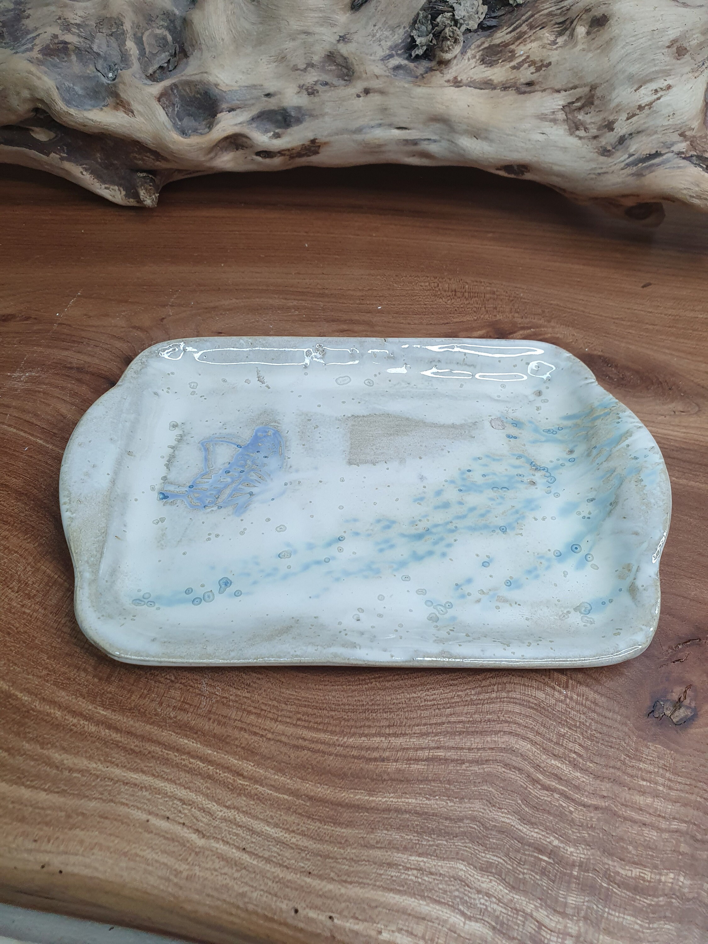 Petit Plat ou Plateau Carré en Grès Émaillé, Tons Blancs, Vert et Gris Violet , Motif Papillons Herb