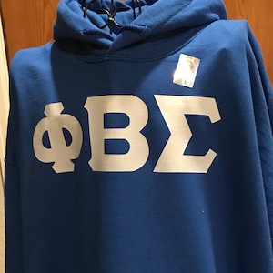 Peut inclure: Un sweat à capuche bleu royal avec les lettres grecques blanches "ΦΒΣ" imprimées sur le devant.