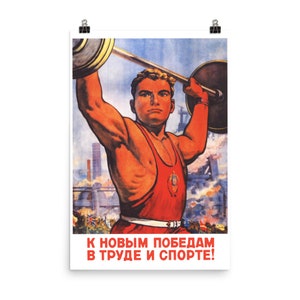 Op de afbeelding: Een vintage Sovjet-propagandaposter met een gespierde man die gewichten heft. De poster is in de kleuren rood, wit en blauw en bevat de tekst "K novym pobedam v trude i sporte!" wat vertaald wordt als "Naar nieuwe overwinningen in arbeid en sport!"