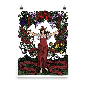 Puede incluir: Un cartel vintage con una mujer de pie en un campo de flores. La mujer lleva un vestido rojo y una corona de flores. El cartel tiene el texto "The Land for the People" y "Merrie England".