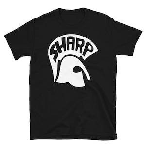 Könnte beinhalten: Schwarzes T-Shirt mit einer weißen Grafik eines spartanischen Helms mit dem Wort "SHARP" darauf.