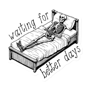 Może przedstawiać: Czarno-biała naklejka przedstawiająca szkielet leżący w łóżku. Szkielet spoczywa na poduszce i pod kocem. Tekst "waiting for better days" jest napisany zabawną czcionką.