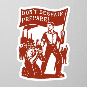 Op de afbeelding: Rode en witte sticker met een vintage illustratie. Een figuur houdt een banner met de tekst "DON'T DESPAIR, PREPARE!". Een andere figuur knielt, het hoofd in de handen, met een menigte en een fabriek op de achtergrond. De afbeelding heeft een retro, propaganda-stijl.