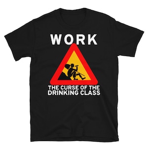 以下が含まれることがあります： 白い警告表示が書かれた黒いTシャツ。表示には「WORK THE CURSE OF THE DRINKING CLASS」と書いてあり、赤い枠と黄色の内側に、ボトルから飲んでいる人のシルエットが描かれている。