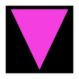 Könnte beinhalten: Ein pinkfarbenes Dreieck auf schwarzem Hintergrund. Dies ist ein Symbol der LGBTQ+-Gemeinschaft.
