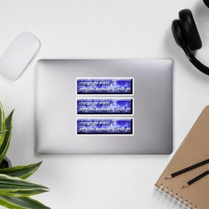 Puede incluir: Tres pegatinas azules y blancas con el texto "change da world my final message. Goodh ye" repetido en cada pegatina.