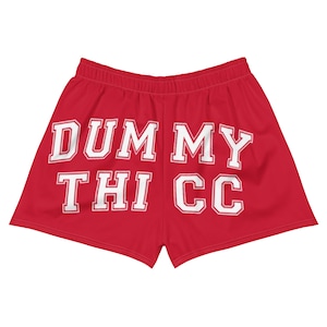 Könnte beinhalten: Rote Sport-Shorts mit weißem Text, der "DUMMY THICC" lautet.