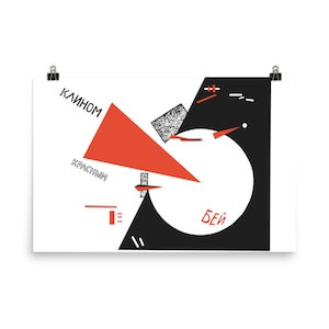 Puede incluir: Una impresión de arte geométrico abstracto en blanco y negro con un triángulo rojo y el texto "КЛИНОМ КРАСНЫМ БЕЙ" en ruso.