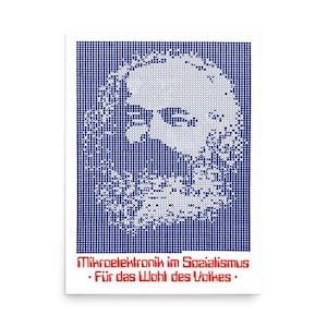Puede incluir: Un retrato pixelado en azul y blanco de un hombre con barba y bigote. El texto debajo dice "Mikroelektronik im Sozialismus - Für das Wohl des Volkes -."