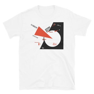 Könnte beinhalten: Weißes T-Shirt mit einem geometrischen Design in Schwarz und Weiß, das ein rotes Dreieck, einen Kreis und den Text "КЛИНОМ КРАСНЫМ БЕЙ" zeigt.
