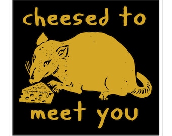 Op de afbeelding: Een zwarte en gouden sticker met een cartoonrat die een stuk kaas eet. De tekst "cheesed to meet you" staat boven en onder de rat.