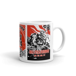 May include: White ceramic mug featuring a black and white image of three soldiers in a jungle setting. The image is surrounded by a red background with a white banner that reads "越南人民抗美救国战争 歷史图片".