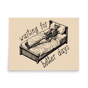Może przedstawiać: Czarno-biała ilustracja szkieletu leżącego w łóżku z napisem "waiting for better days". Szkielet spoczywa na poduszce i pod kocem. Łóżko jest w kolorze ciemnobrązowym.