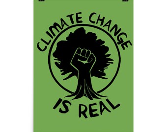 Puede incluir: Un póster verde con texto negro que dice "Climate Change Is Real". Un puño negro se levanta en el centro del póster, rodeado de un círculo con un árbol dentro.